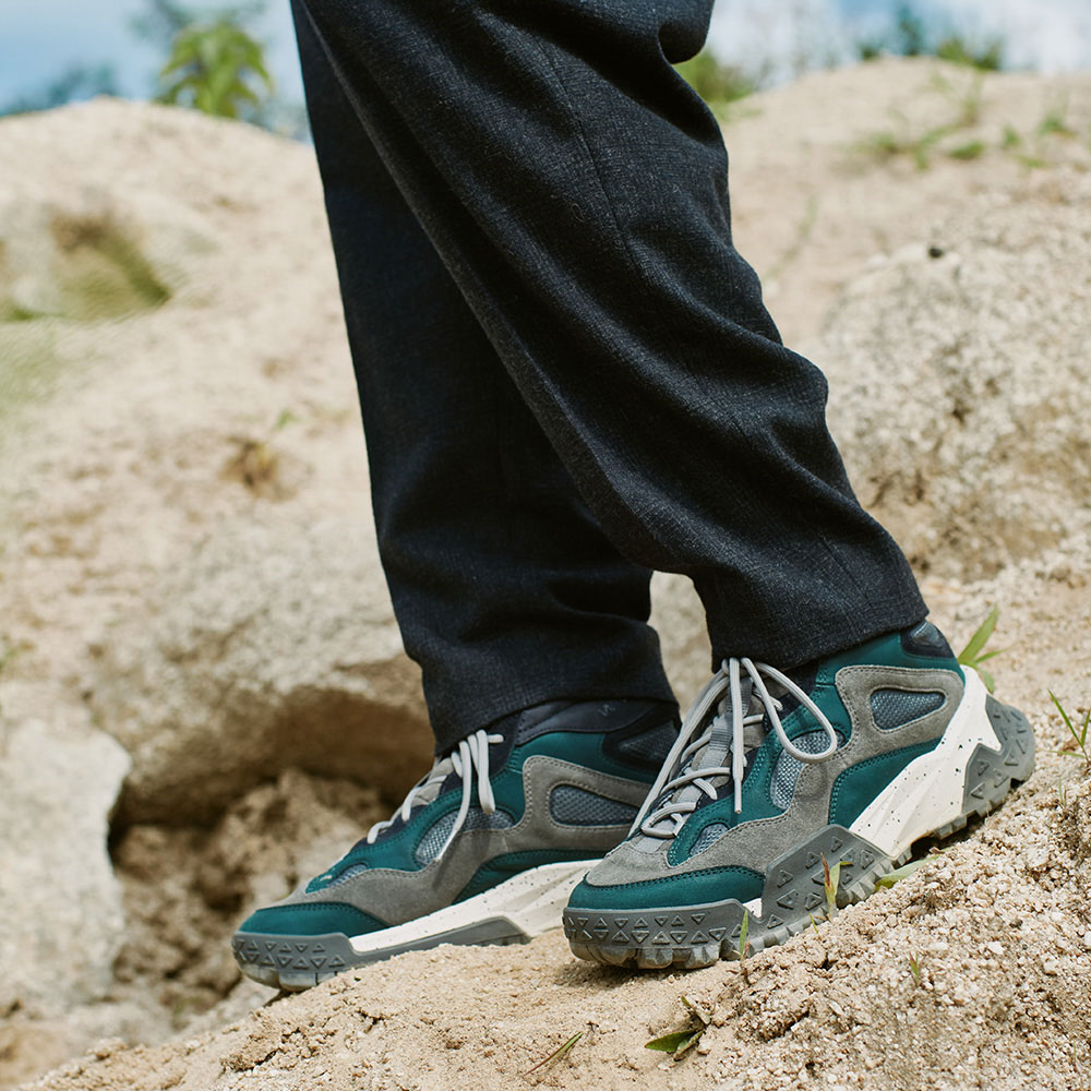 【White Mountaineering × Timberland】メンズ モーション スクランブル ミッド レースアップ ハイキングスニーカー - ミディアムブルー image number 2